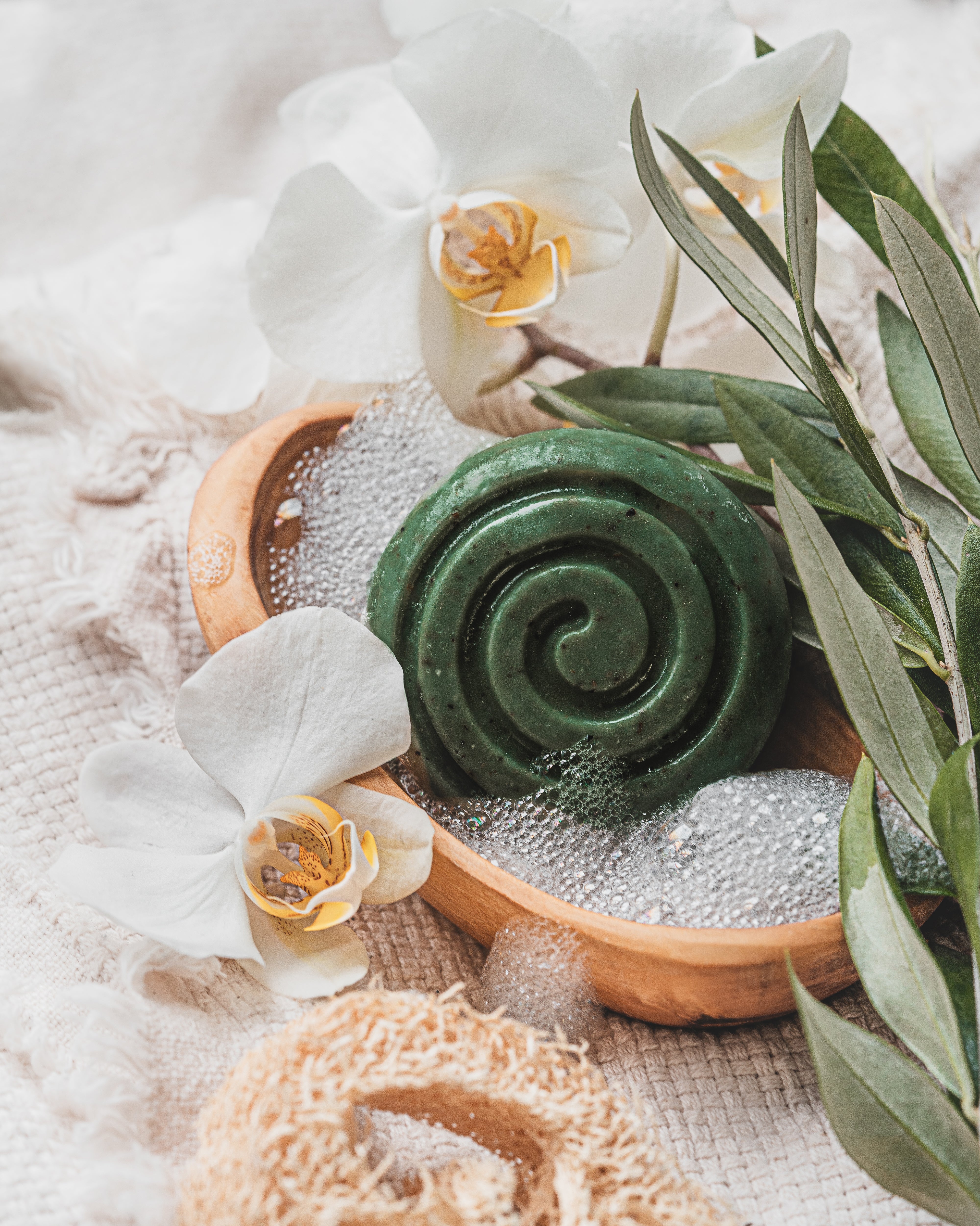 The plant-based natural oils and the heavenly fragrance make this soap so good for your skin. It will help improve the skin's ability to retain moisture. Handmade, natural, vegan, palm and plastic free soap bars. Handgemaakte, natuurlijke zepen, millieuw