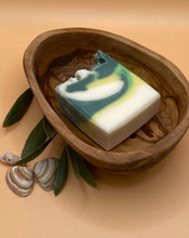 Load image into Gallery viewer, Olive wood soap dish with an artisan handmade soap Ginkgo Limette. Stylish, thoughful and beautiful. Natural. Perfect gift set for yourself or someone special. Environmentally friendly. Unique.
