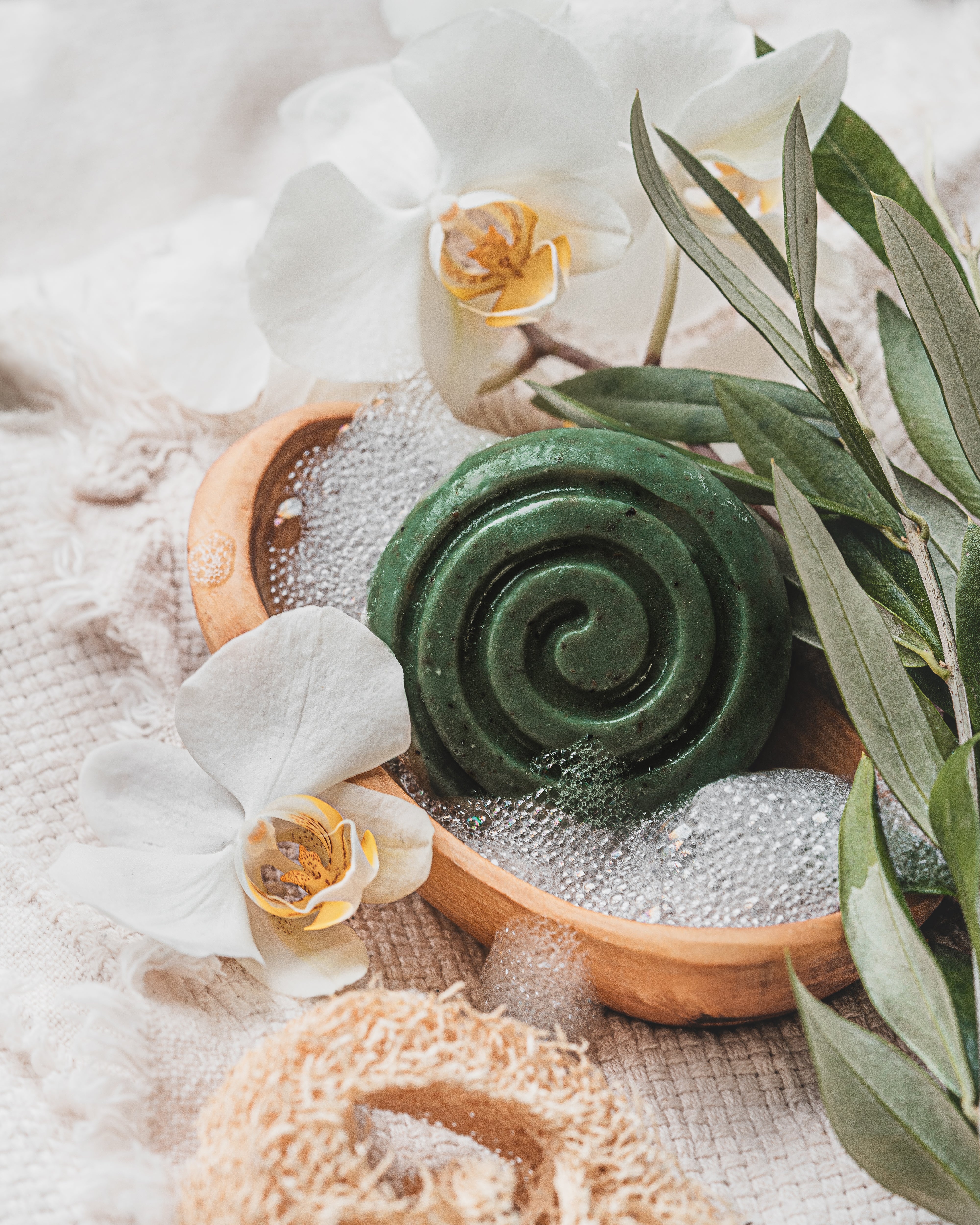 The plant-based natural oils and the heavenly fragrance make this soap so good for your skin. It will help improve the skin's ability to retain moisture. Handmade, natural, vegan, palm and plastic free soap bars.  Handgemaakte, natuurlijke zepen, millieuw