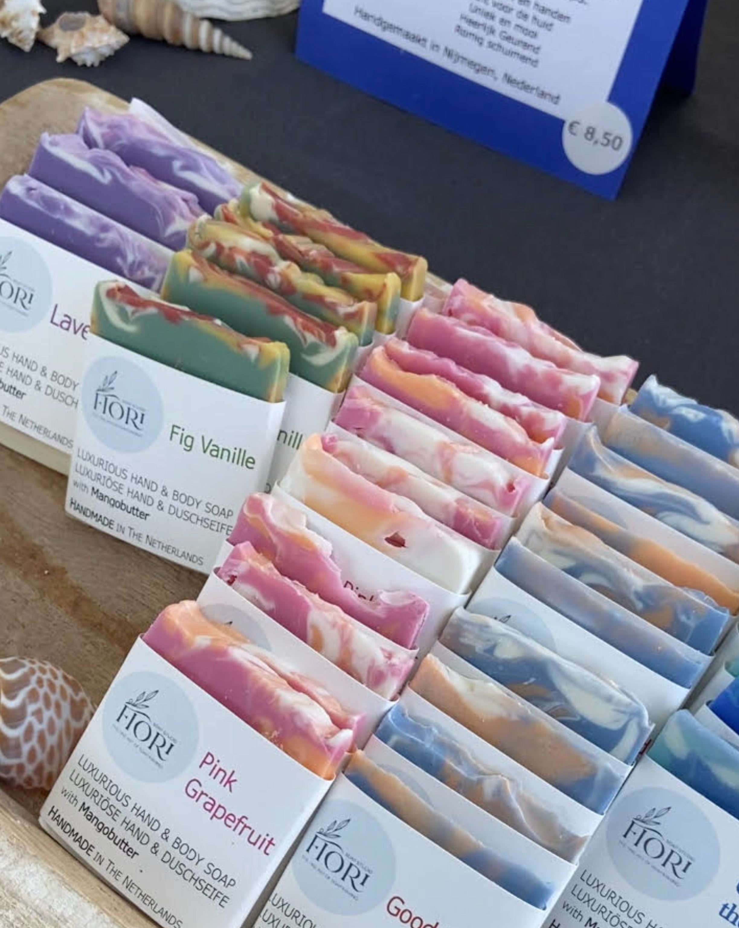 Natural soap bars. Handmade, artisan in our own soap studio based on our own recipies and made with love locally in the Netherlands. Moisturinzing and skin friendly. Rich lather and well fragranced.