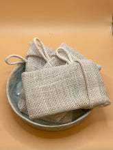 Afbeelding in gallerijweergave laden, Natural jute soap saver bag 
