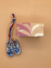 Load image into Gallery viewer, Pink Grapefruit soap
