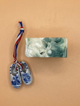 Load image into Gallery viewer, Ginkgo-Limette Soap with typical Dutch wooden shoes.
