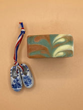 Afbeelding in gallerijweergave laden, Fig-Vanille Soap with typical Dutch wooden shoes.
