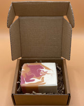 Lade das Bild in den Galerie-Viewer, Pink Grapefruit soap packaged in Kraft paper box
