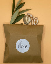 Afbeelding in gallerijweergave laden, Fig-Vanille Soap wrapped in brown paper bag
